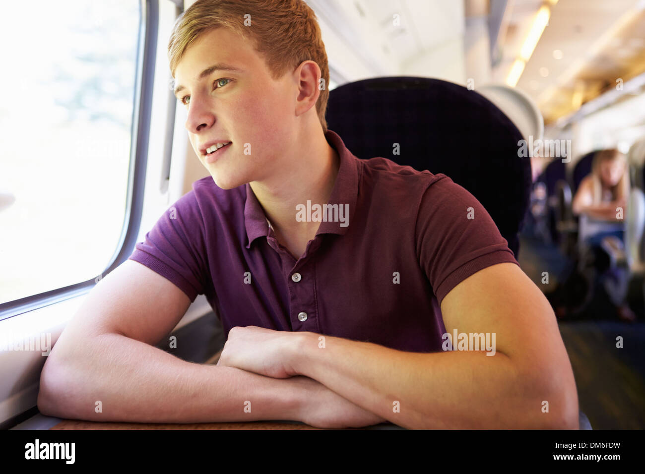 Giovane uomo rilassante sul viaggio In treno Foto Stock