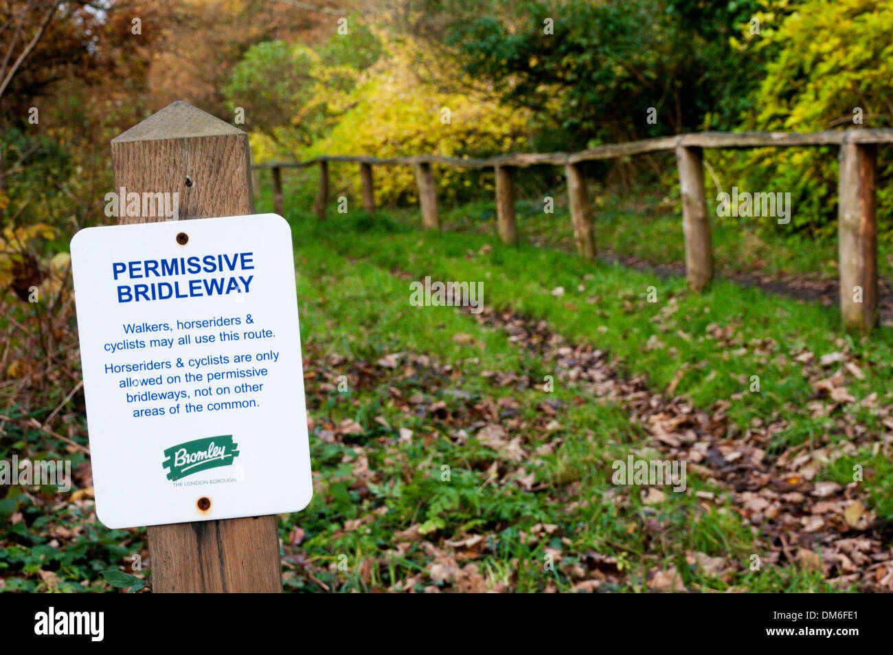 Un permissivo segno Bridleway su Hayes comune. Foto Stock