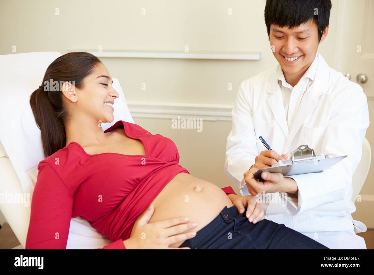 Donna incinta essendo dato Ante Natal controllare dal medico Foto Stock