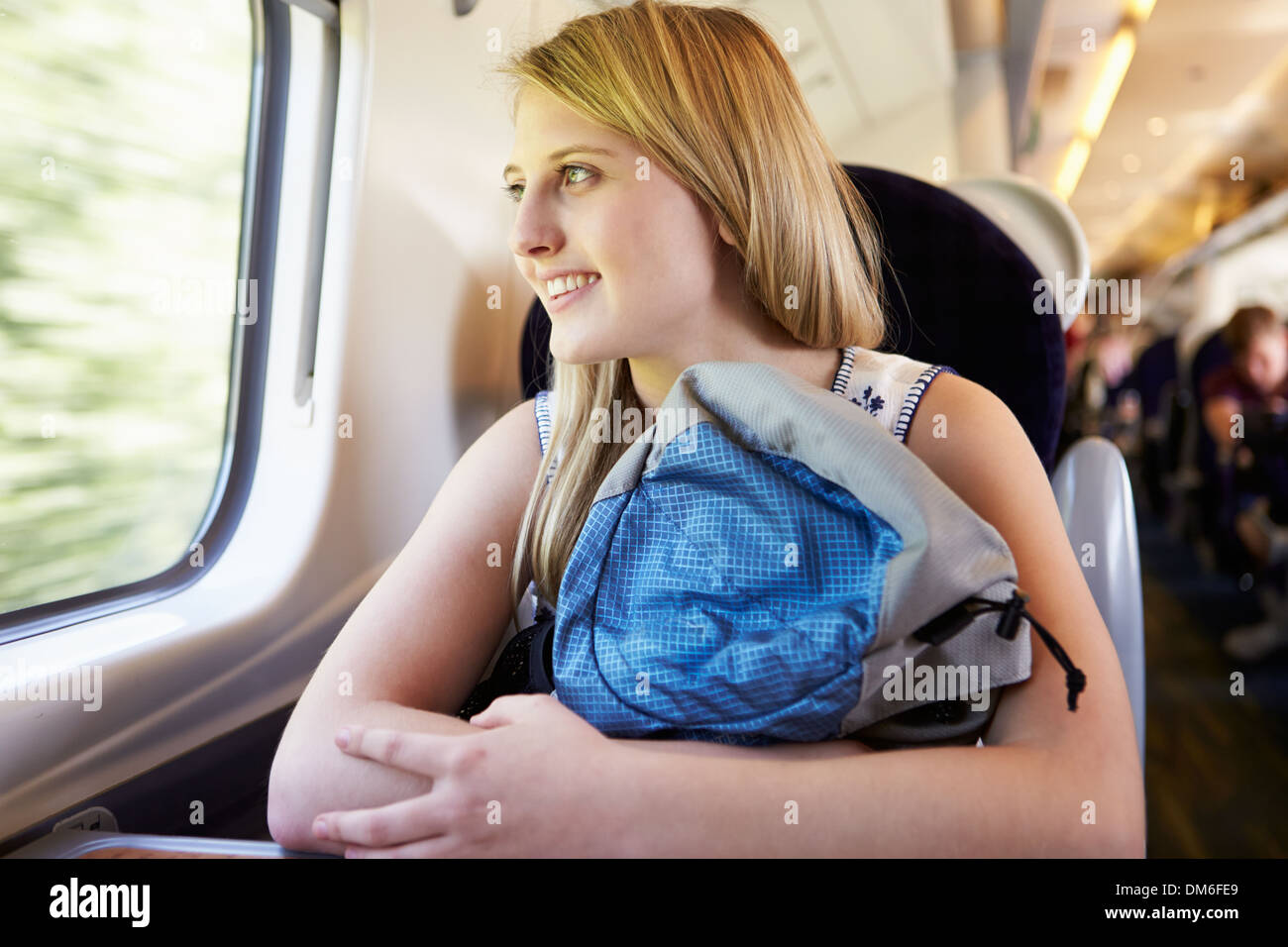 Ragazza adolescente rilassante sul viaggio In treno Foto Stock
