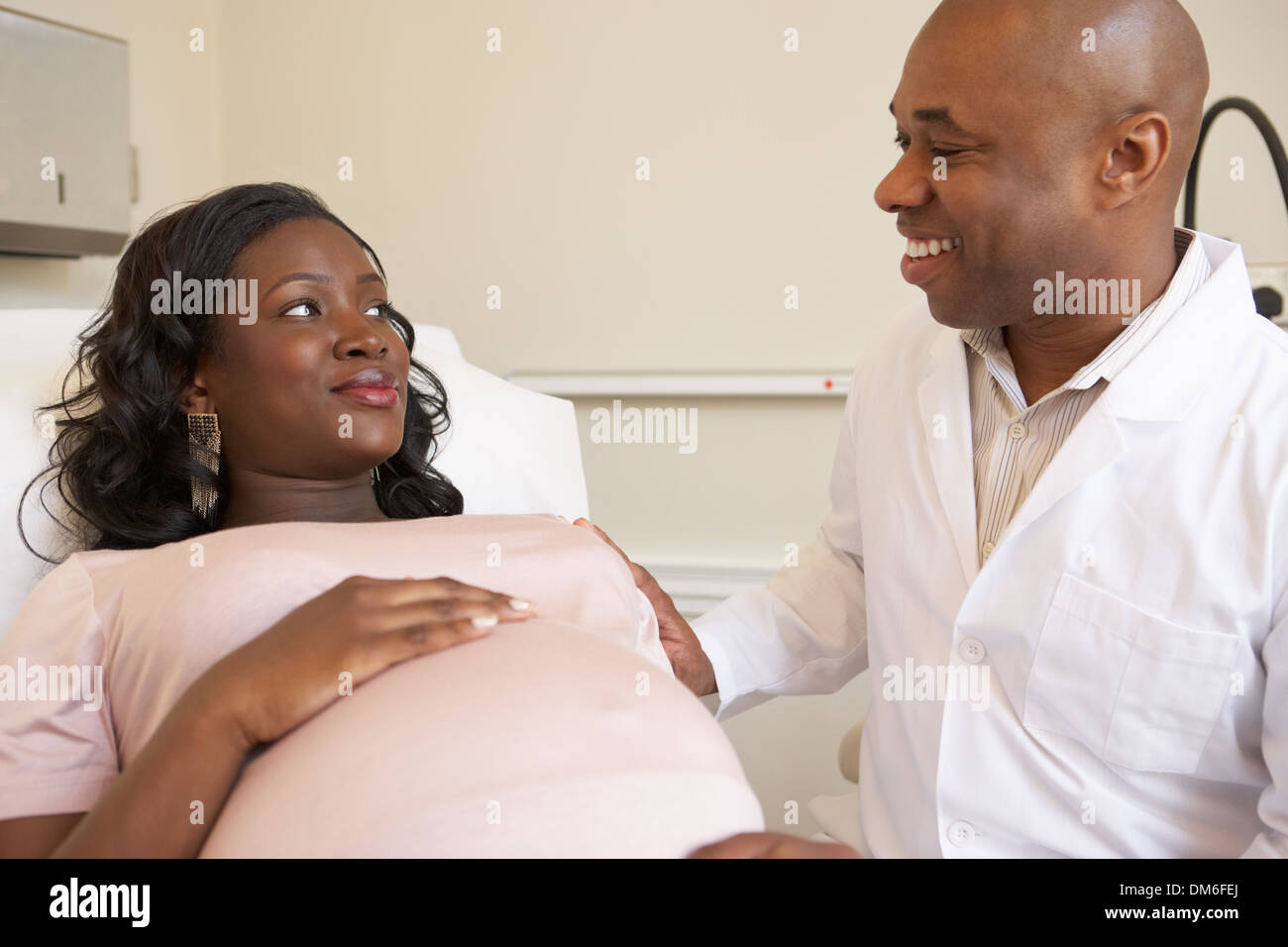 Donna incinta essendo dato Ante Natal controllare dal medico Foto Stock