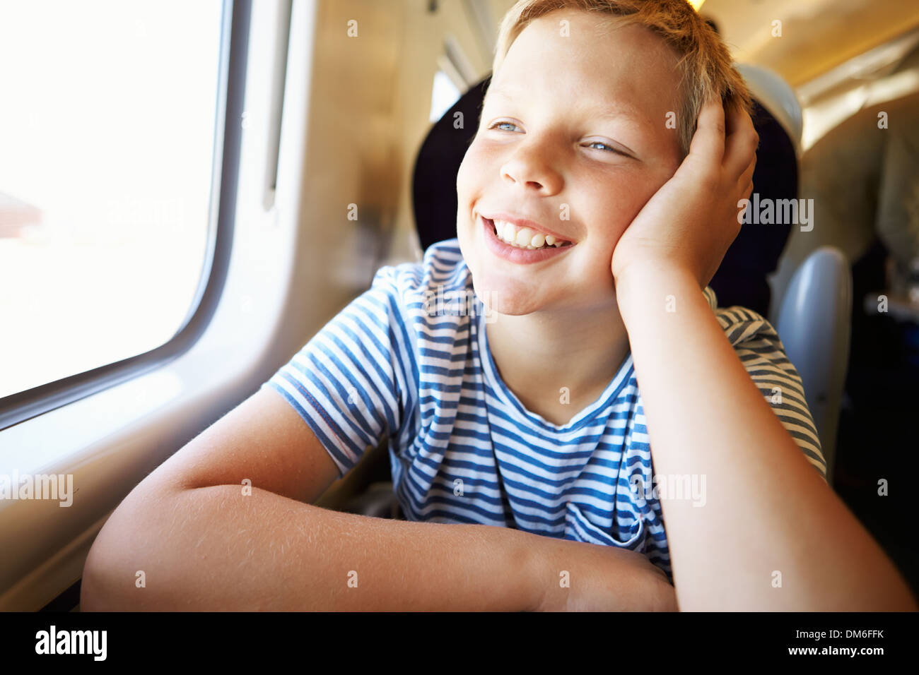 Ragazzo rilassante sul viaggio In treno Foto Stock