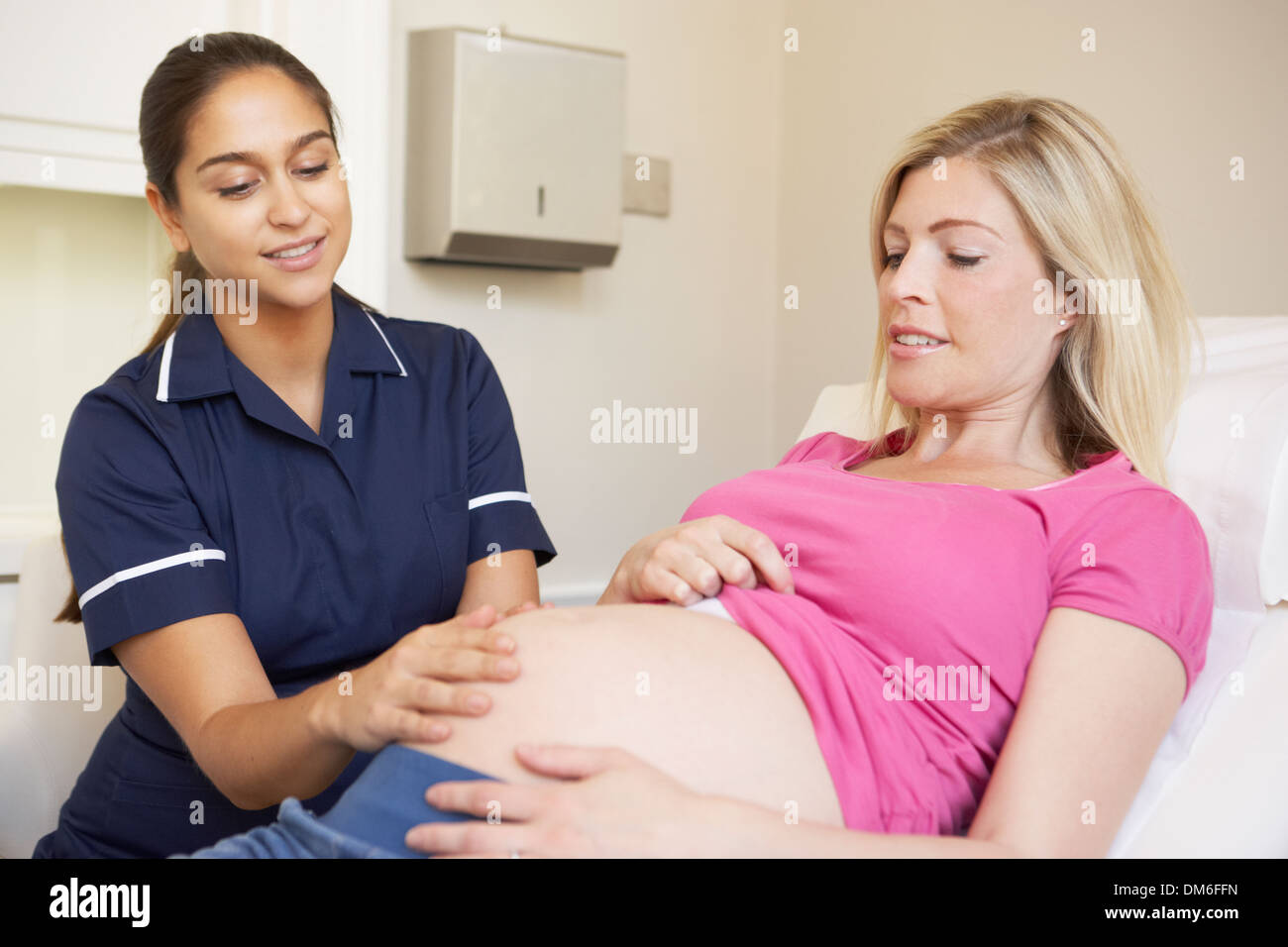 Donna incinta essendo dato Ante Natal controllare da un infermiere Foto Stock