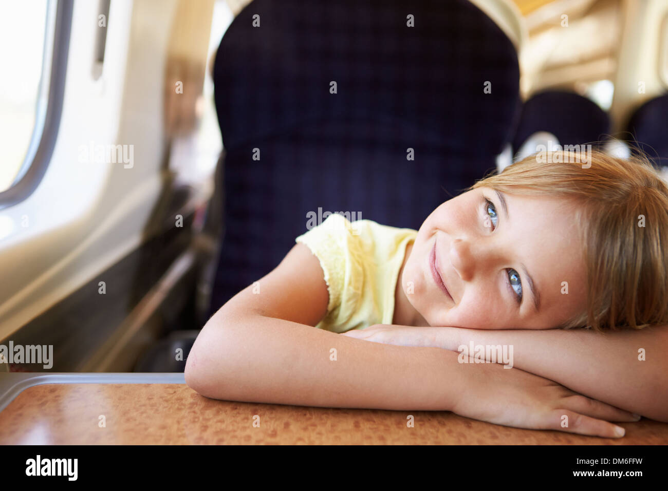 Ragazza rilassante sul viaggio In treno Foto Stock