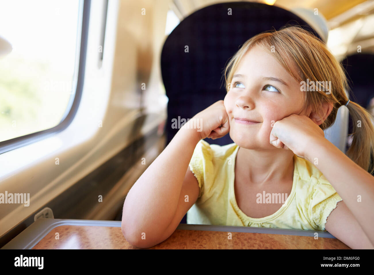 Ragazza rilassante sul viaggio In treno Foto Stock