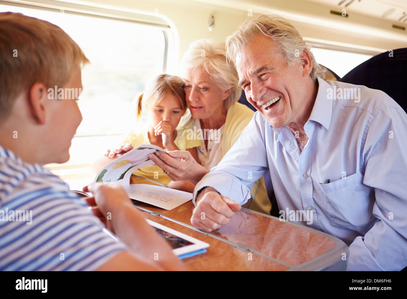 Nonni e nipoti rilassante sul viaggio In treno Foto Stock