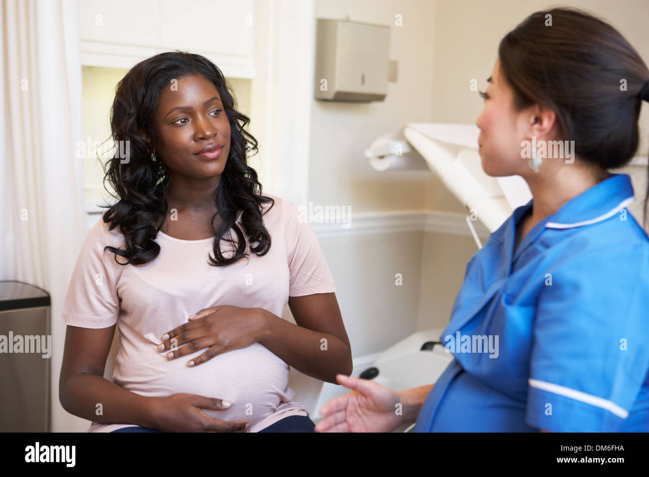 Donna incinta incontro con l'infermiera in clinica Foto Stock