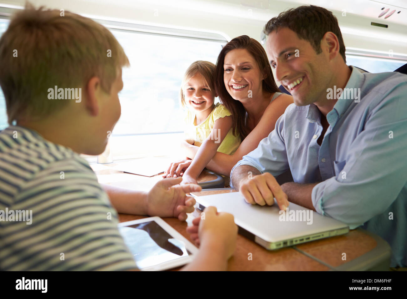 Famiglia rilassante sul viaggio In treno Foto Stock