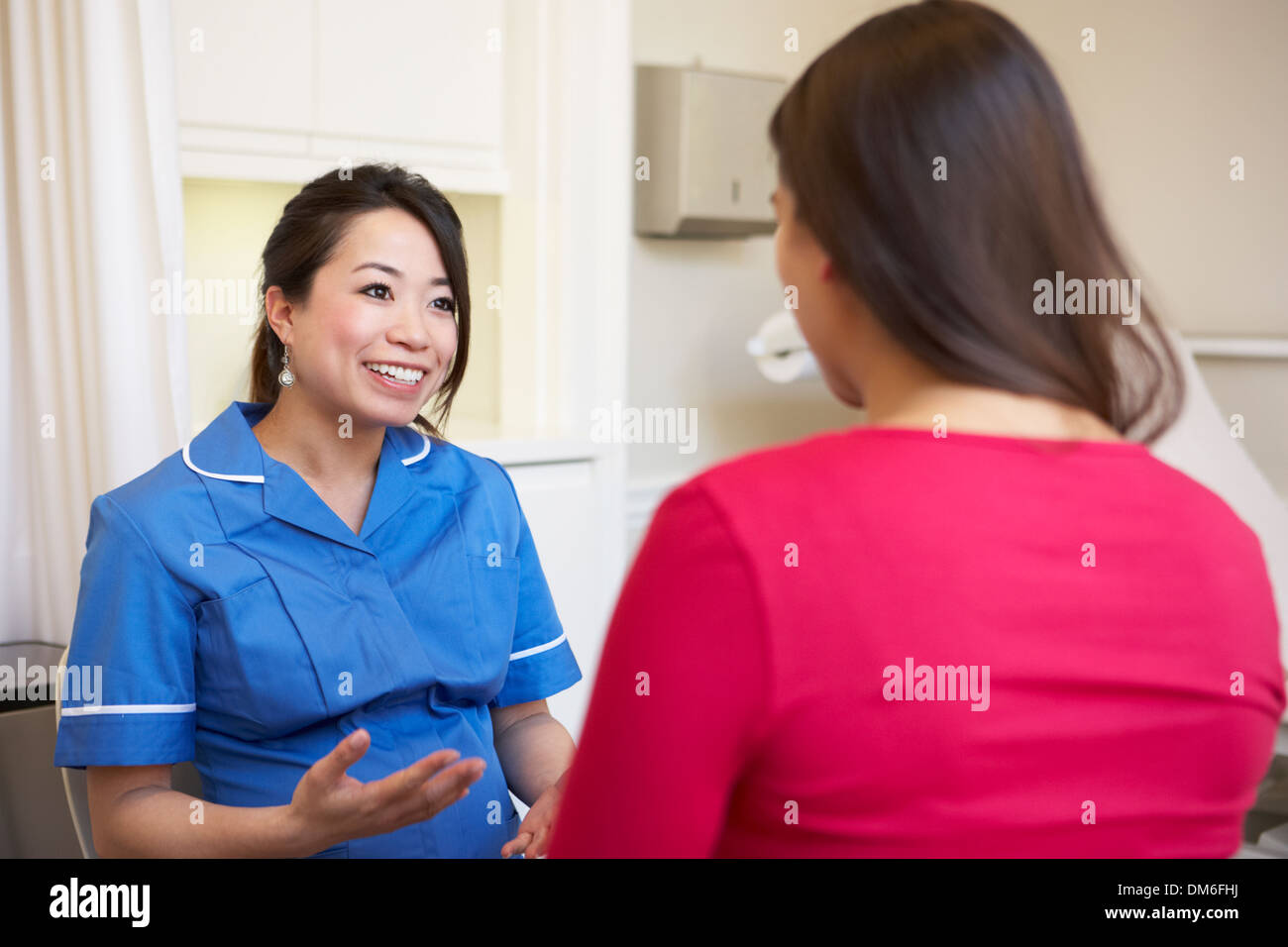 Donna incinta incontro con l'infermiera in clinica Foto Stock
