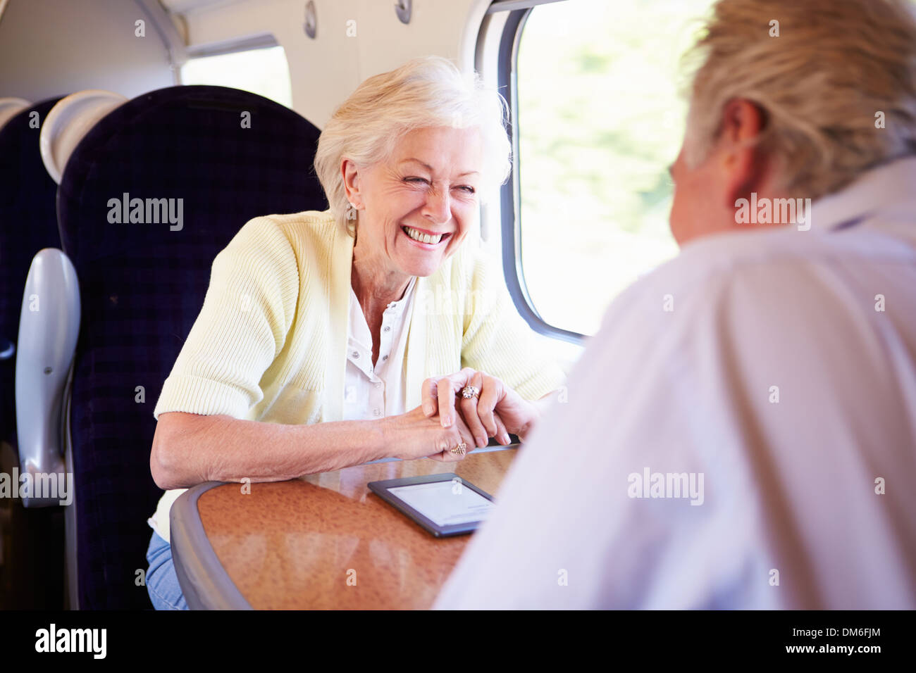 Coppia senior rilassante sul viaggio In treno Foto Stock