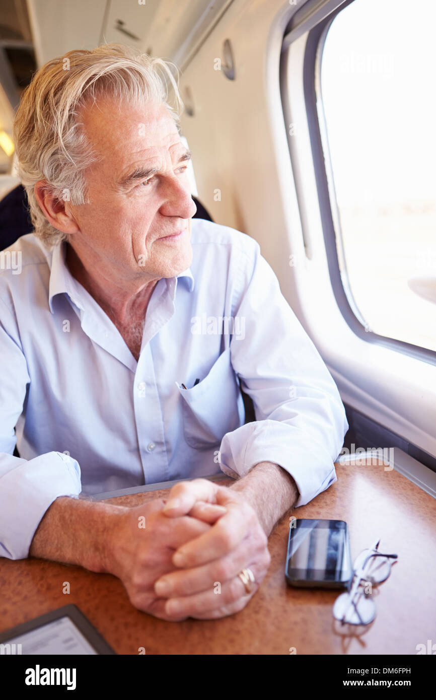 Senior uomo rilassante sul viaggio In treno Foto Stock