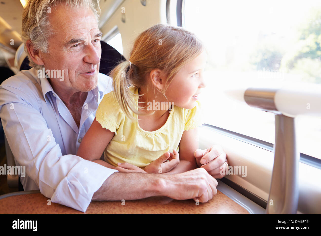 Nonno e nipote rilassante sul viaggio In treno Foto Stock