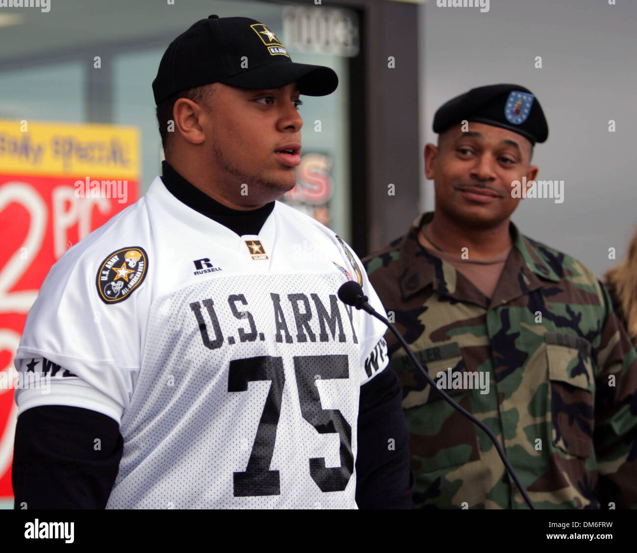 Jan 05, 2005; San Antonio, TX, Stati Uniti d'America; U.S. Esercito ciotola All-American lineman ROY MILLER III colloqui nel corso di una conferenza stampa nel pomeriggio di mercoledì 5 gennaio, 2004 di fronte alla chiesa di pollo su N.E. Militare che suo padre, Sgt. 1. Classe ROY MILLER, JR ascolta in background. Foto Stock