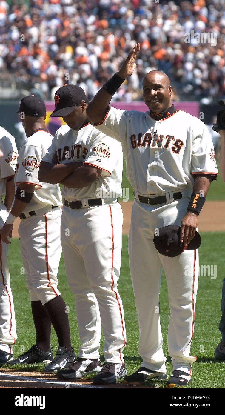 Apr 05, 2005; San Francisco, CA, Stati Uniti d'America; MLB Baseball. San Francisco Giants Barry Bonds onda per la folla durante la cerimonia di apertura contro il Los Angeles Dodgers a SBC Park martedì 5 aprile 2005 Credito obbligatorio: Foto di Paul Kitagaki Jr./Sacramento Bee/ZUMA premere. (©) Copyright 2005 by Sacramento Bee Foto Stock