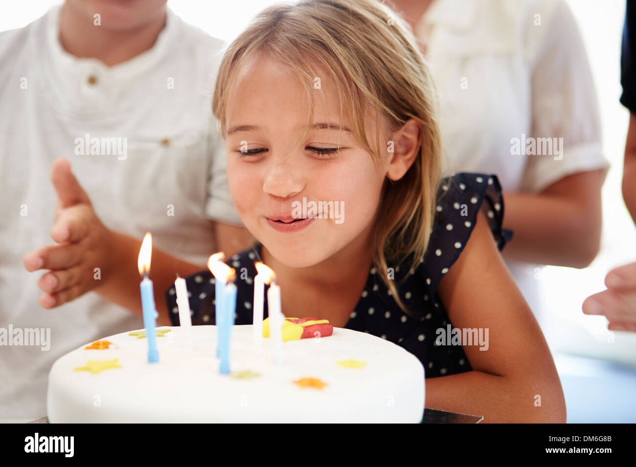 Ragazza festeggia il compleanno con torta Foto Stock