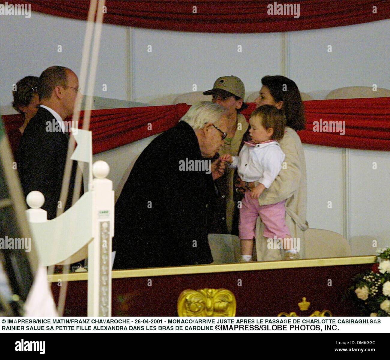 Apr. 26, 2001 - Nice-MATIN MONACO/ARRIVARE JUSTE APRES LE PASSAGE DE CHARLOTTE CASIRAGHI,SAS RANIERI SALUE SA petite fille ALEXANDRA dans les BRAS DE CAROLINEÂ©IMAPRESS/(enti Immagine: © Globo foto/ZUMAPRESS.com) Foto Stock