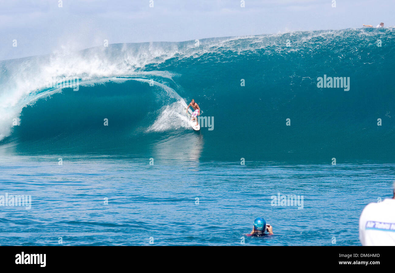 Maggio 03, 2005; Teahupoo, Tahiti, Tahiti; tre volte ASP campione del mondo e 2002 Billabong Pro Teahupoo vincitore Andy ferri (Kauai, Haw) corse 12ft wave durante la sua seconda warm up session a Teahupoo, Tahiti oggi. Condizioni perfette a Teahupoo ammessi per i migliori surfisti del mondo per mettere alla prova le loro capacità al difficile e pericolosa la mano sinistra il reef break prima il Billabong Pr Foto Stock