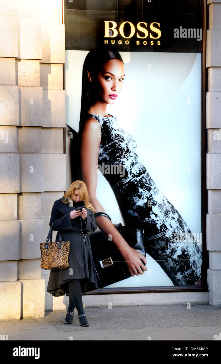 Londra Inghilterra Regno Unito. Hugo Boss shop su Sloane Square. Il poster con il modello Joan laghetti Puerto Rico Foto stock Alamy