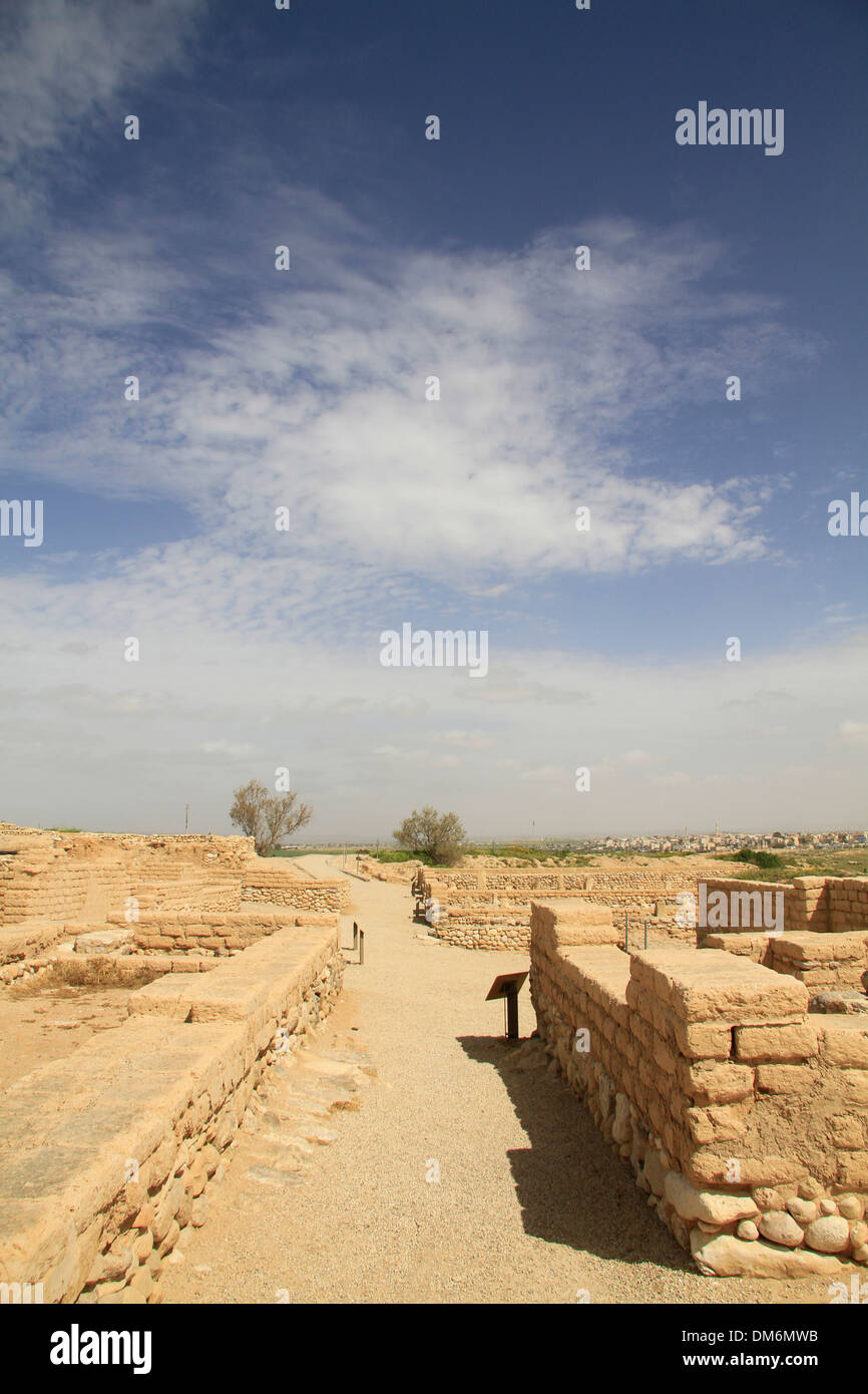 Israele nel deserto del Negev, Tel Beer Sheba, la periferica street presso la città biblica di Beer Sheba, Patrimonio Mondiale dell UNESCO Foto Stock