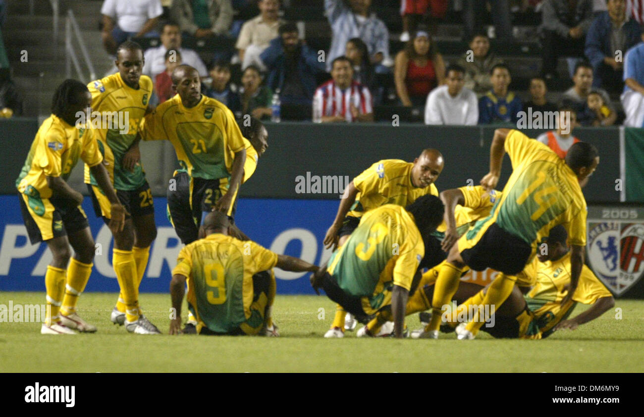 Lug 08, 2005; Carson, CA, Stati Uniti d'America; la squadra nazionale della Giamaica ha celebrato dopo aver segnato il primo goal durante la prima metà del loro confederazione del Nord, America Centrale e Caraibi Associazione Calcio (CONCACAF) Gold Cup Soccer Match in Carson, California Luglio 8, 2005 Credito: Foto di Emilio Flores/ZUMA premere. (©) Copyright 2005 by Emilio Flores Foto Stock