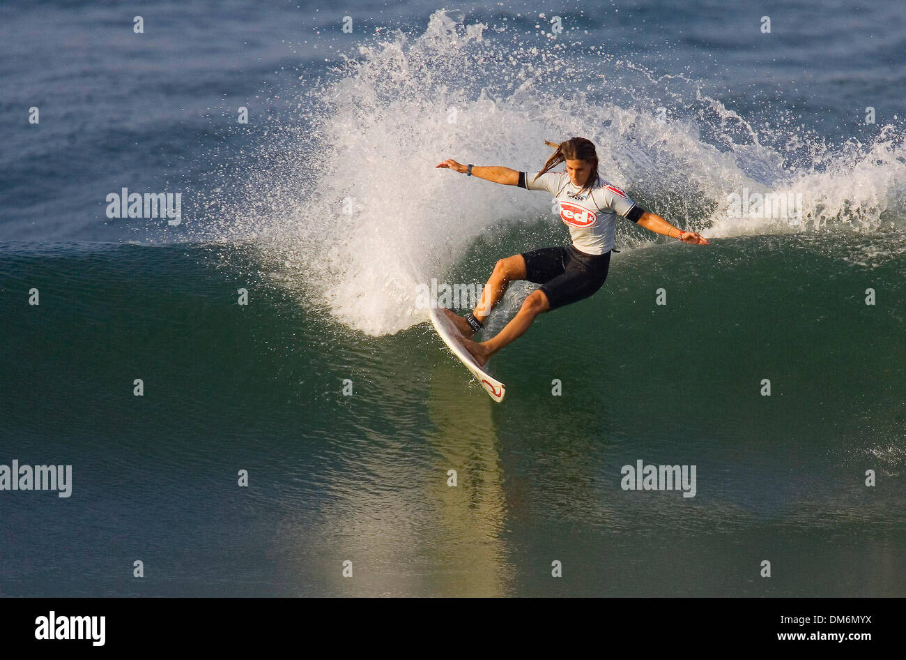 Lug 08, 2005; Durban, KZN, Sud Africa; Ex WCT (Campionato del Mondo Tour) diruttori Julia Christian (California, USA) (foto) avanzate per i quarti di finale del signor prezzo Pro a DurbanÕs North Beach oggi. Christian advanced al fianco di Australian Nicola Atherton. Credito: Foto di Pierre Tostee/ZUMA premere. (©) Copyright 2005 da Pierre Tostee Foto Stock