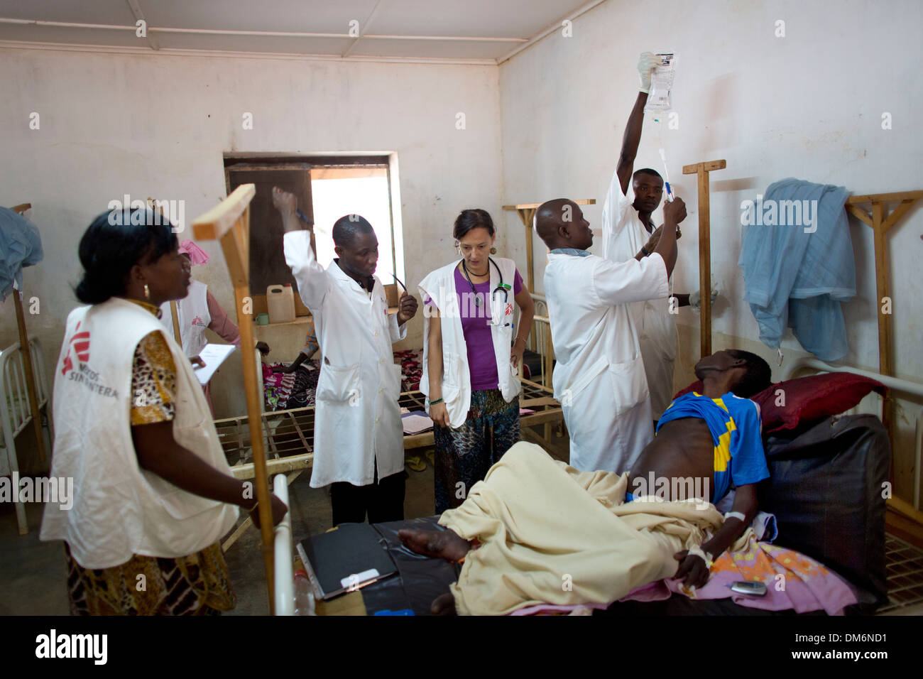 MSF medico del lavoro in ospedale batangafo, Repubblica centrale africana Foto Stock