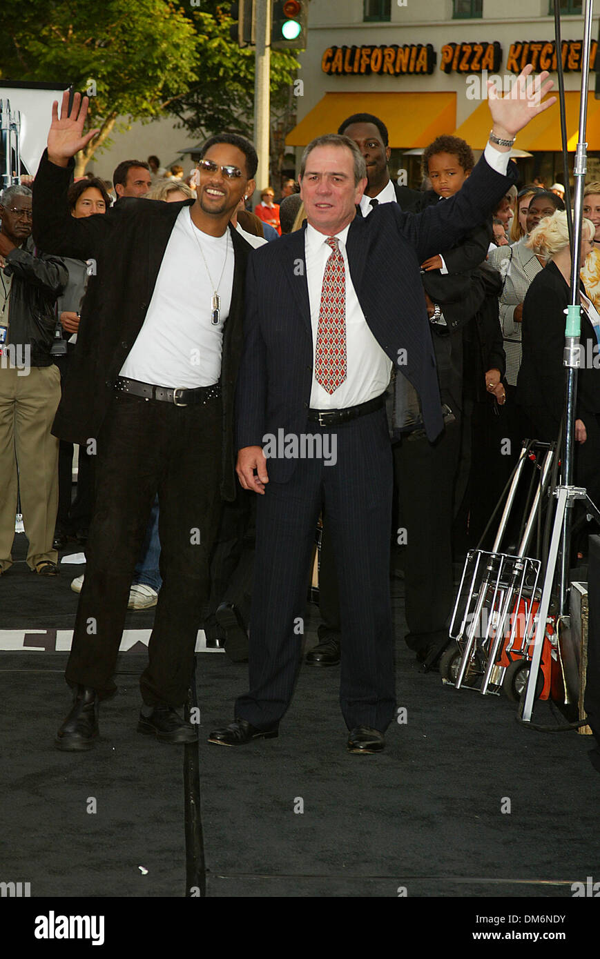 Giugno 26, 2002 - Los Angeles, California - Men in Black II PREMIERE.AL VILLAGGIO DI MANN E BRUIN THEATRE.A LOS ANGELES, CA.Will Smith e Tommy Lee Jones. FITZROY BARRETT / 6-26-2002 K25424FB (D)(Immagine di credito: © Globo foto/ZUMAPRESS.com) Foto Stock