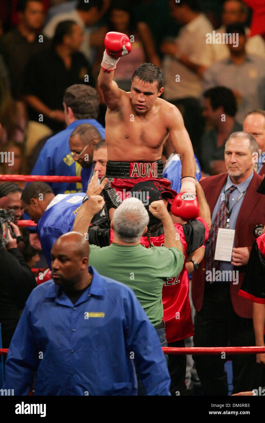 Sep 17, 2005; Las Vegas, NV, Stati Uniti d'America; il pugilato: GESÙ CHAVEZ sconfigge Levander Johnson per la IBF Mondo titolo leggero. Johnson ha subito un l'ematoma subdurale e attualmente è in condizioni critiche e questo attaccamento alla vita in una Las Vegas ospedale. Chavez è promosso da Oscar De La Hoya Golden Boy promozioni. Credito: Foto di Rob DeLorenzo/ZUMA premere. (©) Copyright 2005 by Rob D Foto Stock