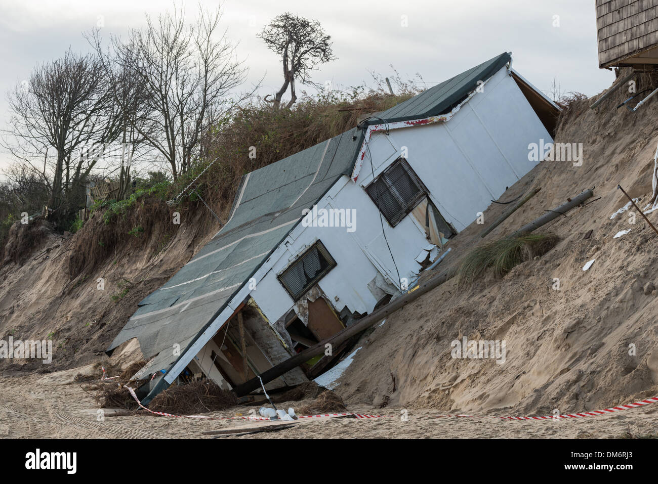 Il danno causato dai picchi di marea e le inondazioni di venerdì 6 dicembre 2013 a Hemsby, Norfolk, Inghilterra Foto Stock