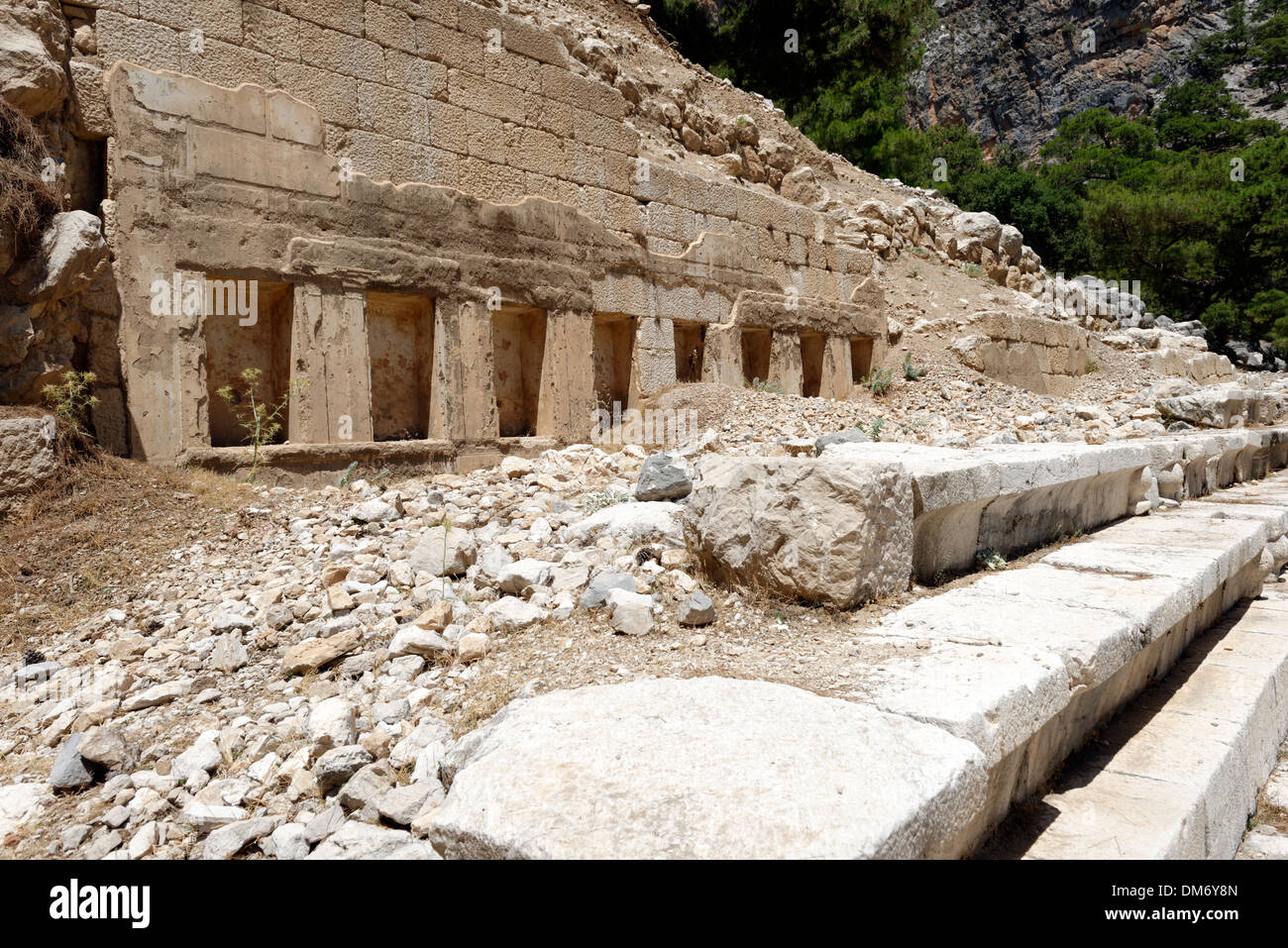 Antico edificio sacro con nicchie sopra l'antico stadio di età ellenistica, a Lycian antica città di Arykanda, Turchia meridionale Foto Stock