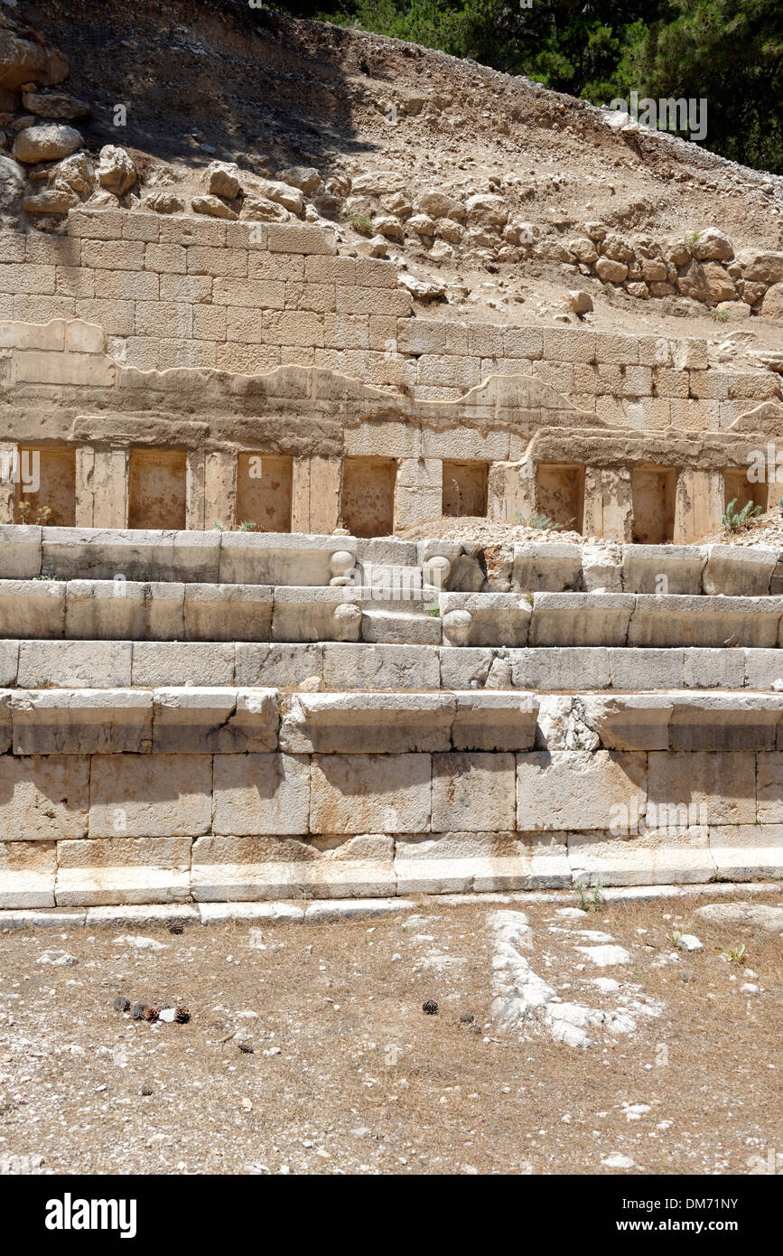 Antico edificio sacro con nicchie sopra l'antico stadio di età ellenistica, a Lycian antica città di Arykanda, nella Turchia meridionale. Foto Stock