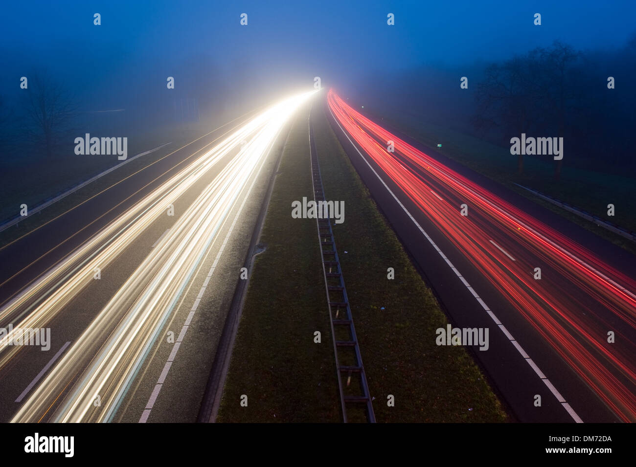 La nebbia durante le ore di punta op una sera di dicembre su una autostrada nei Paesi Bassi Foto Stock