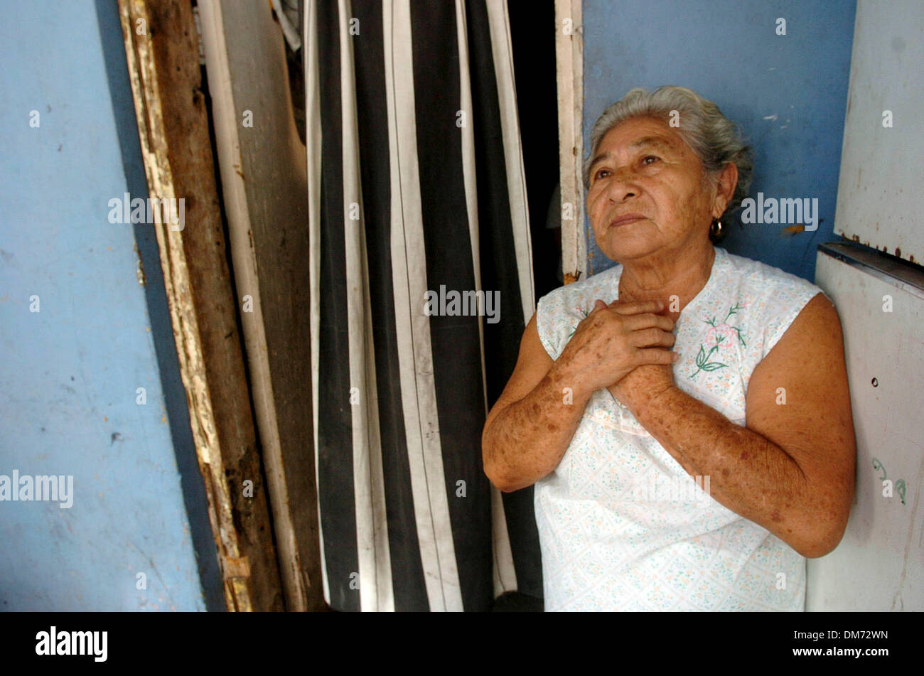 Jul 23, 2005; Nuevo Laredo, Messico; ELIA DORA CHI,65, sorge fuori la sua casa di Nuevo Laredo, Tamaulipas come parla di suo figlio che è stato tolto a pochi metri dalla sua casa la scorsa settimana. Credito: Foto di Delcia Lopez/San Antonio Express-News/ZUMA premere. (©) Copyright 2005 by Delcia Lopez/San Antonio Express-News Foto Stock