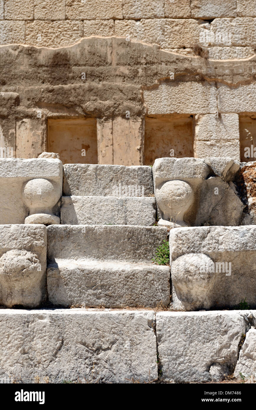 Passi sulla sede di righe dell'antico stadio ellenistica alla antica città Lycian di Arykanda, nella Turchia meridionale. La stadiu Foto Stock