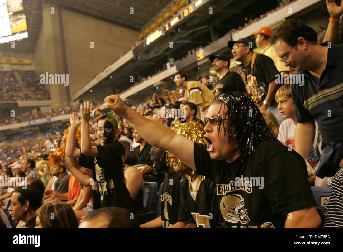 02 ott 2005; San Antonio, TX, Stati Uniti d'America; NFL Football: Chris Fox, destra cheers con suo fratello, Brent Standtke e Fox figli, Steven Fox, 13 e J.T. Kamps, 10 per New Orleans Saints come assumono le fatture della Buffalo al Alamodome a San Antonio. Credito: Foto di Lisa Krantz/San Antonio Express-News/ZUMA premere. (©) Copyright 2005 by Lisa Krantz/San Antonio Express- Foto Stock