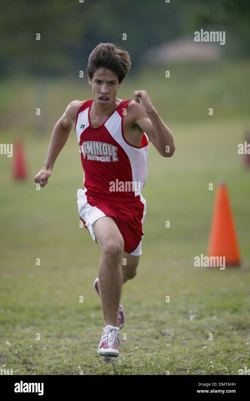 Oct 05, 2005; Lake Worth, FL, Stati Uniti d'America; Seminole Ridge High School di Chris Viau attraversa la linea del traguardo con un tempo di 20 minuti e 28 secondi, ponendolo al sesto posto in un ragazzi 3.1 miglio cross country si incontrano a John Prince Park in Lake Worth il 5 ottobre 2005. Credito: Foto da J. Gwendolynne Berry/Palm Beach post/ZUMA premere. (©) Copyright 2005 da Palm Beach post Foto Stock