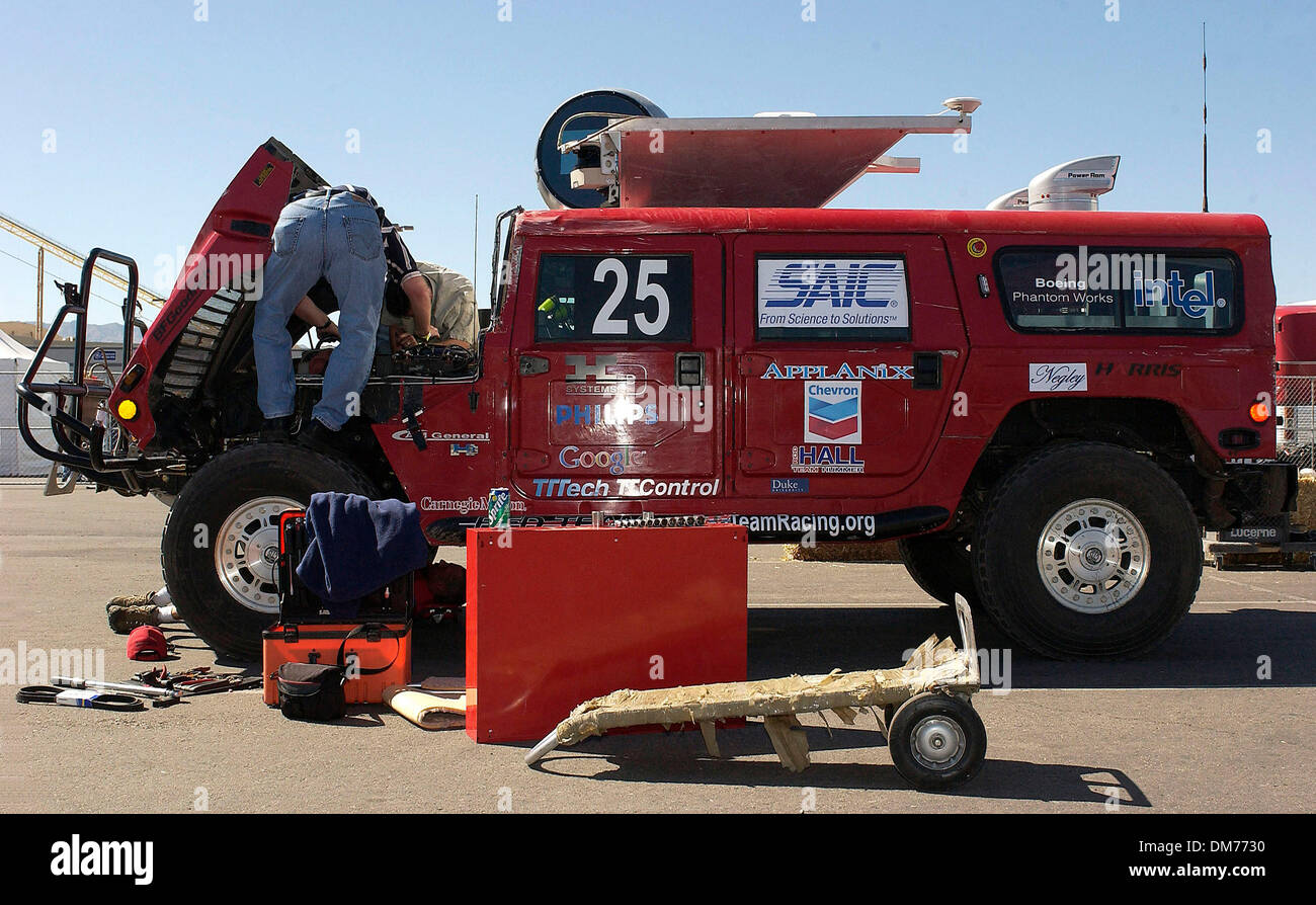 Ottobre 7, 2005; Primm, NV, Stati Uniti d'America; i membri del team di guardare al di sopra HIGHLANDER, autonomo veicolo robotico da Carnegie Mellon's Team rosso troppo dopo la ricognizione eseguito prima il DARPA Grand Challenge. Credito: Foto da Vaughn Youtz/ZUMA premere. (©) Copyright 2005 da Vaughn Youtz. Foto Stock