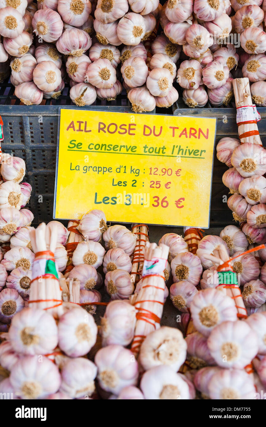 Ail Rose du Tarn aglio per la vendita nel mercato in Annecy città vecchia, Annecy, Savoie, Francia Foto Stock