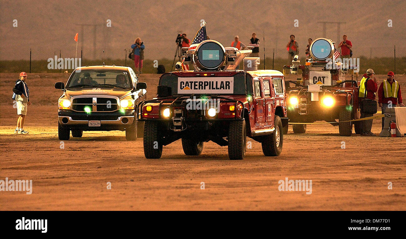 Ottobre 8, 2005; Primm, NV, STATI UNITI D'AMERICA; HIGHLANDER (centro), la robotica autonoma veicolo dalla Carnegie Mellon's Team rosso troppo, avviando il DARPA Grand Challenge. Credito: Foto da Vaughn Youtz/ZUMA premere. (©) Copyright 2005 da Vaughn Youtz. Foto Stock