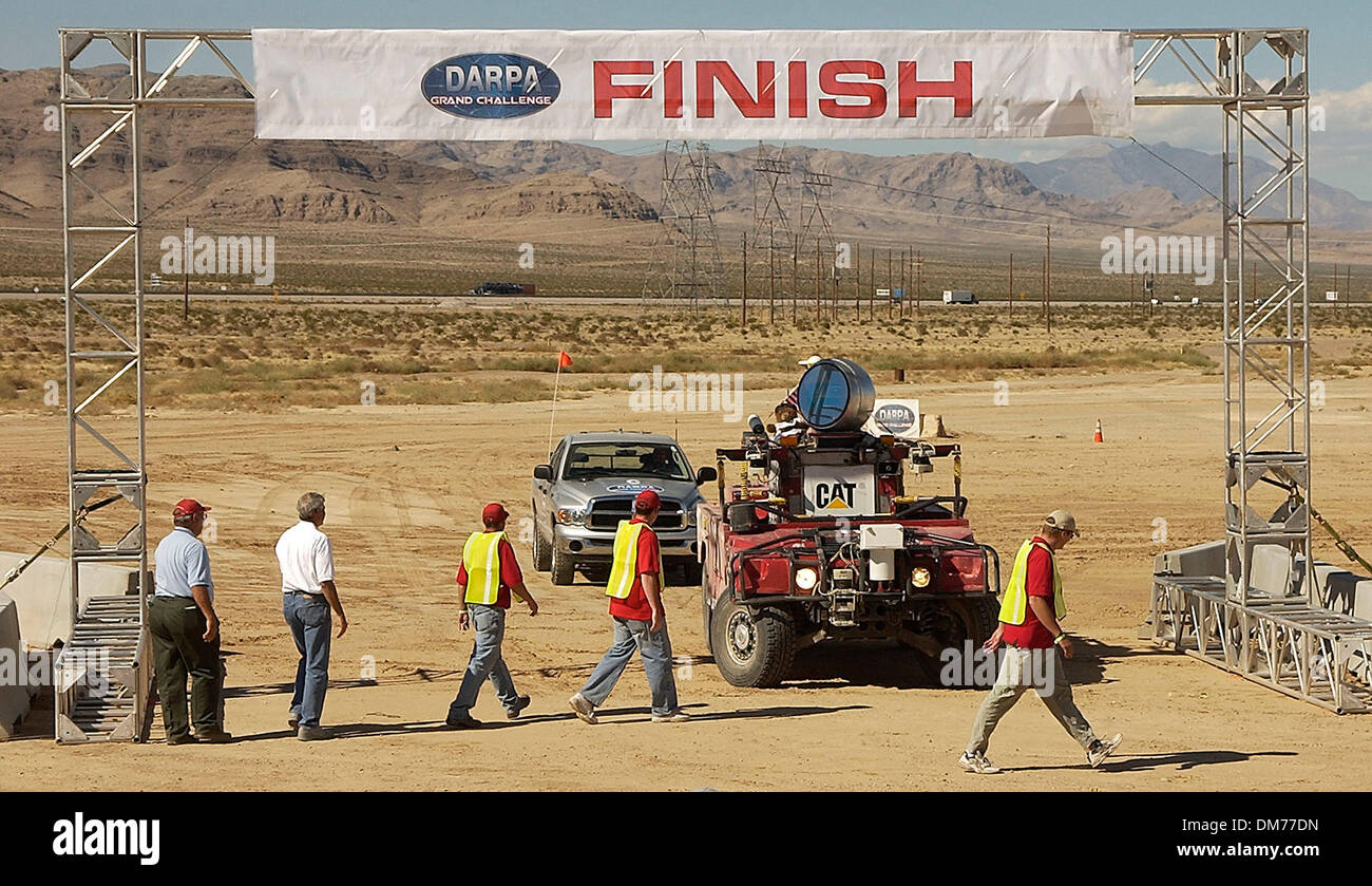 Ottobre 8, 2005; Primm, NV, Stati Uniti d'America; i membri del team a piedi verso la tempesta di sabbia, la robotica autonoma veicolo dalla Carnegie Mellon Rosso di Team, al traguardo del DARPA Grand Challenge. Credito: Foto da Vaughn Youtz/ZUMA premere. (©) Copyright 2005 da Vaughn Youtz. Foto Stock