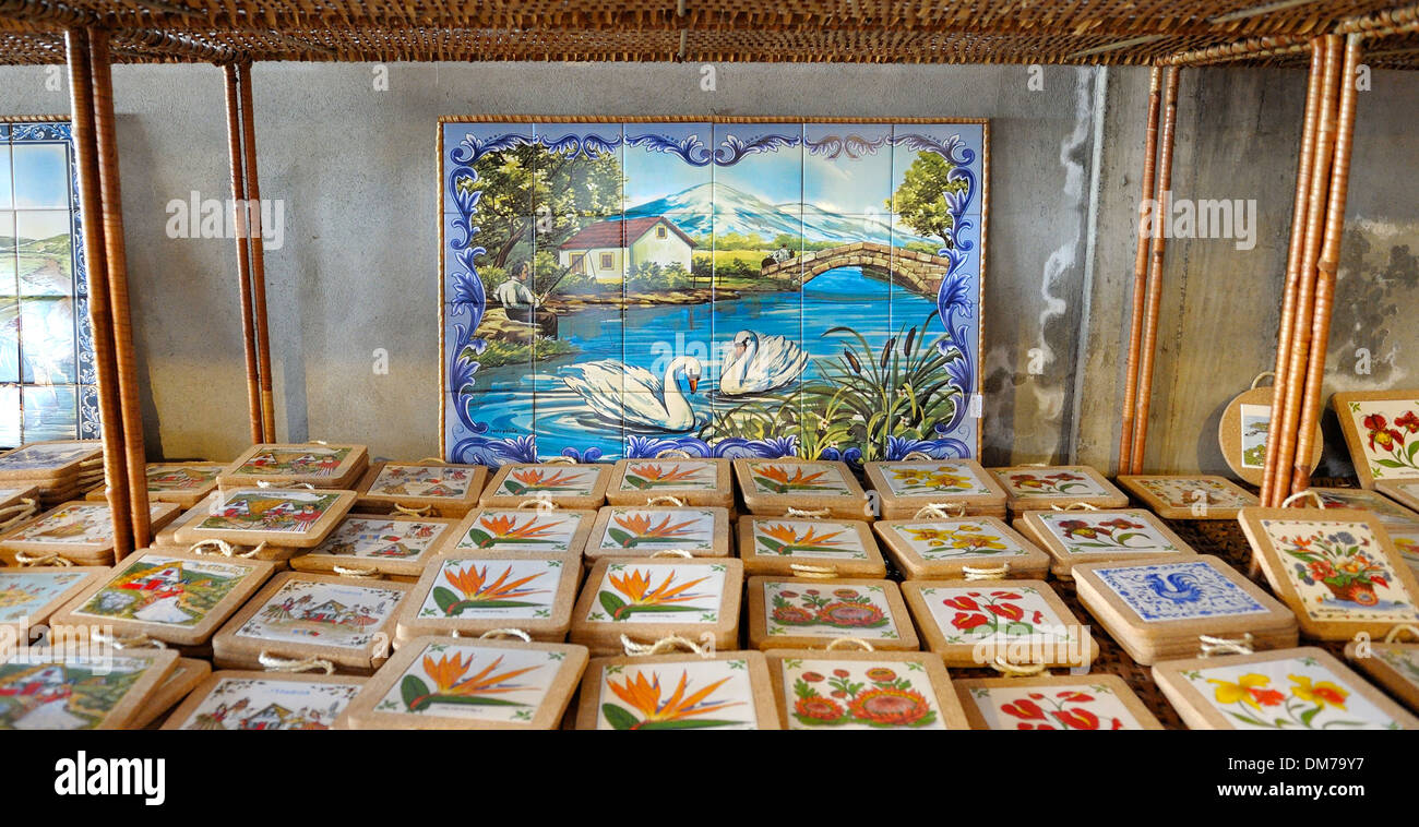 Madeira Portogallo. Souvenir turistici negozio di vendita tabella montagne russe con un tradizionale pittura piastrellato di una scena di fiume Foto Stock