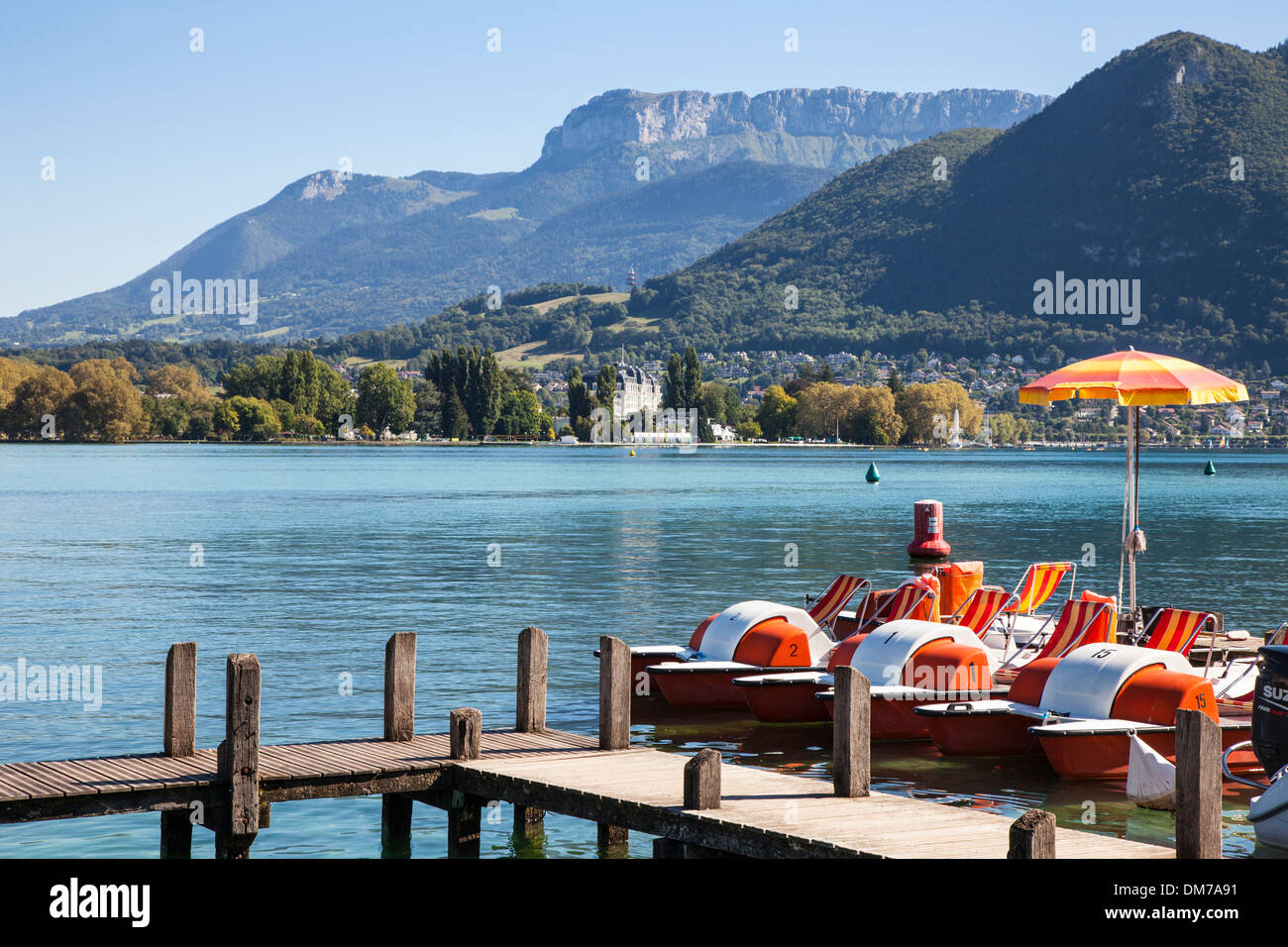 Pedalò sul lago di Annecy, Savoie, Francia Foto Stock