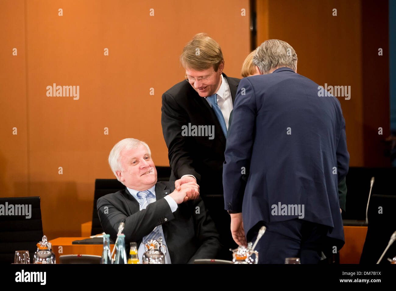 Berlino, Germania. Dicembre 12th, 2013. Il Cancelliere Merkel e il ministro degli Interni Friedrich si incontrano con i Primi Ministri della Germania stati federali presso la cancelleria di Berlino. / Immagine: Ronald Pofalla (CDU), Cancelleria tedesca il Ministro, e Horst Seehofer (CSU), CSU presidente e primo ministro della Baviera. Credito: Reynaldo Chaib Paganelli/Alamy Live News Foto Stock