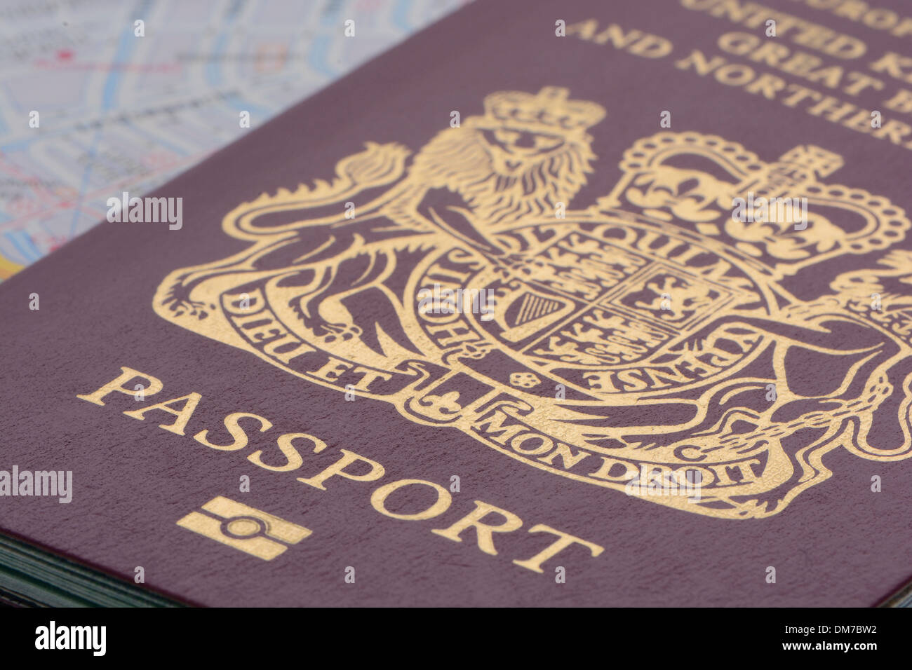 Passaporto biometrico UE sulla mappa Foto Stock