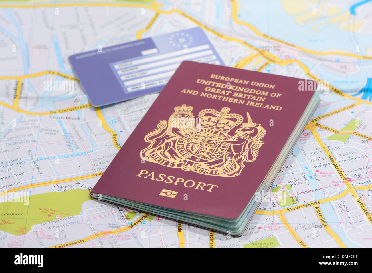 Regno Unito passaporto e Unione europea Health Card su una mappa Foto Stock