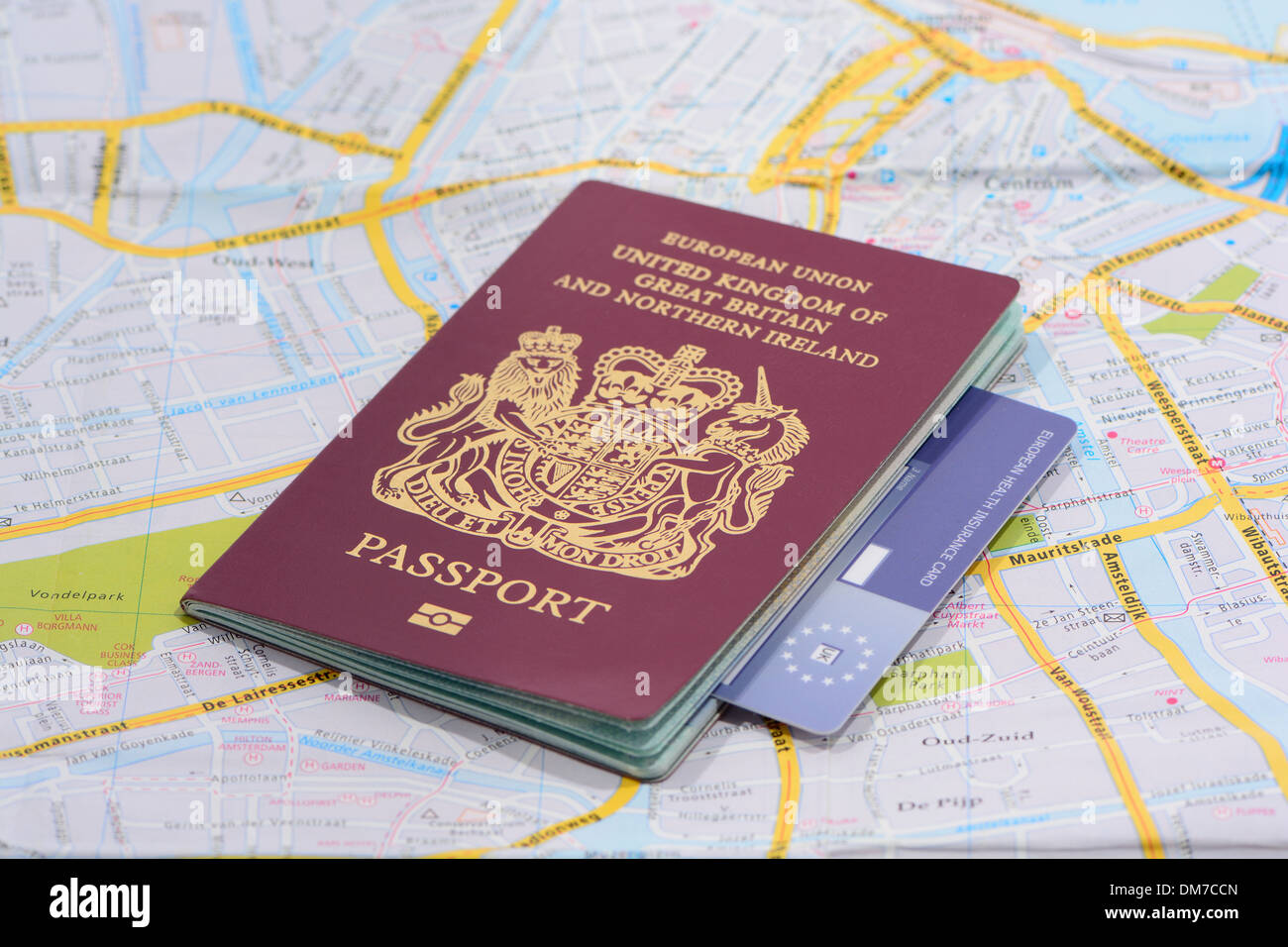 Regno Unito passaporto e Unione europea Health Card su una mappa Foto Stock