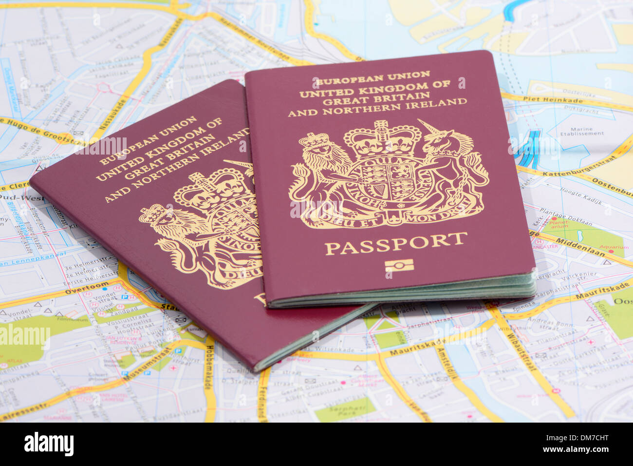 Due Regno Unito passaporti su una mappa Foto Stock