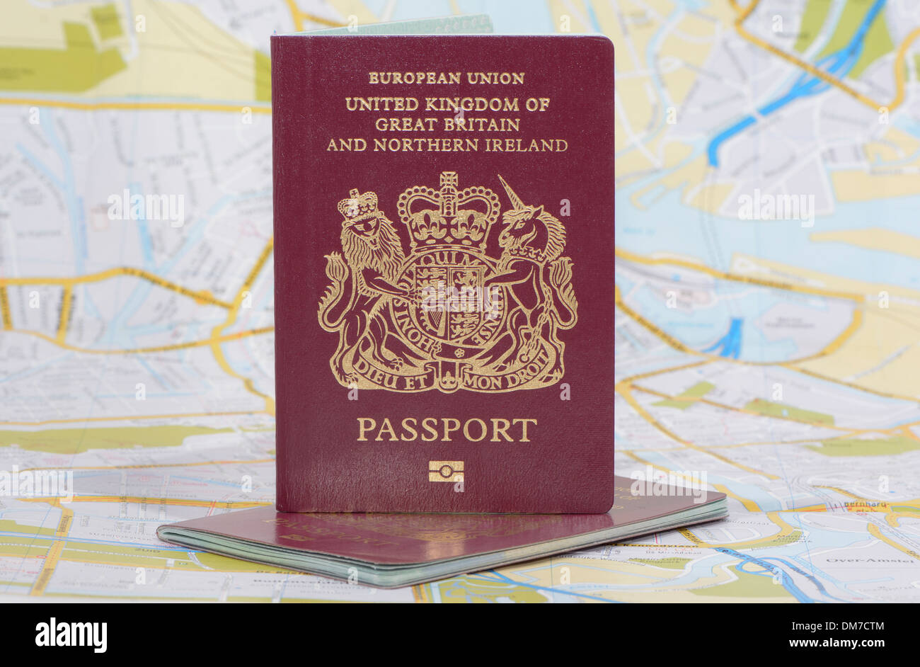 Due Regno Unito passaporti su una mappa Foto Stock