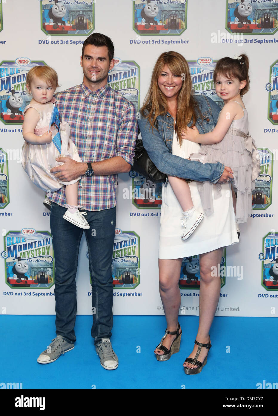 James Anderson con sua moglie e i suoi due figli Thomas & Friends Blue Mountain mistero premiere detenute a Vue Cinema - arrivi Londra Foto Stock