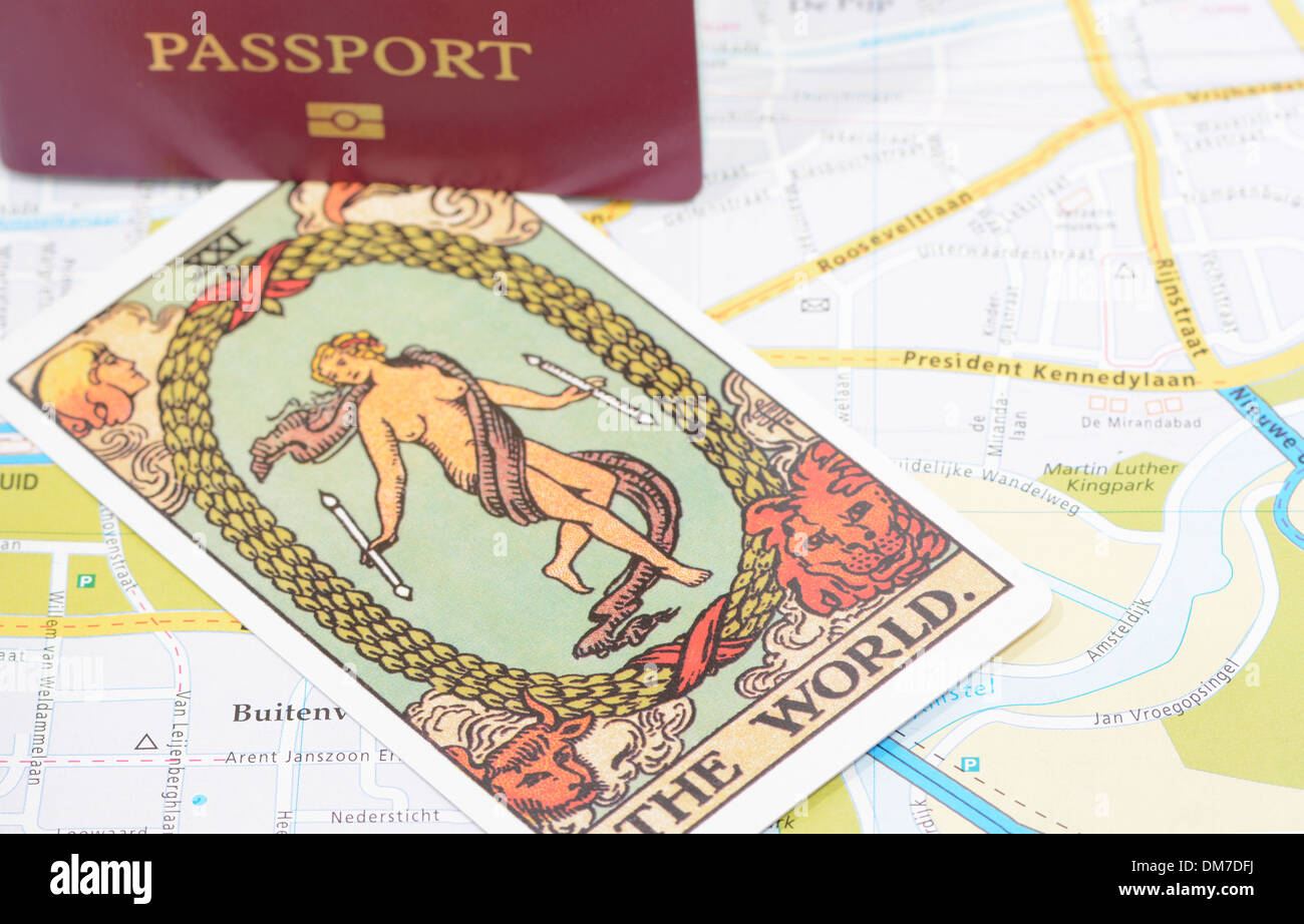 Regno Unito Passaporto e carta dei Tarocchi sulla mappa Foto Stock